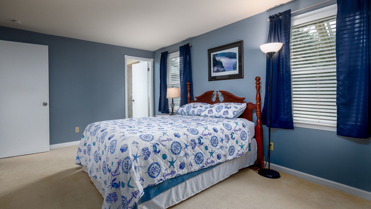 Photo of Bedroom in Oak Harbor
