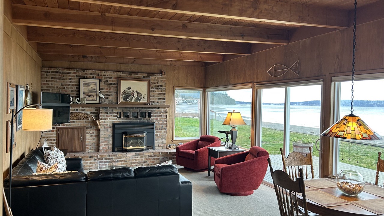 Photo of Livingroom in Langley