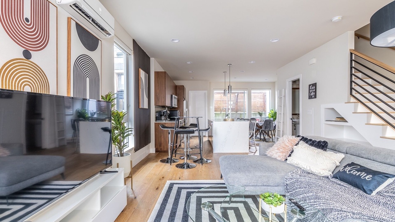 Photo of Livingroom in Eastlake