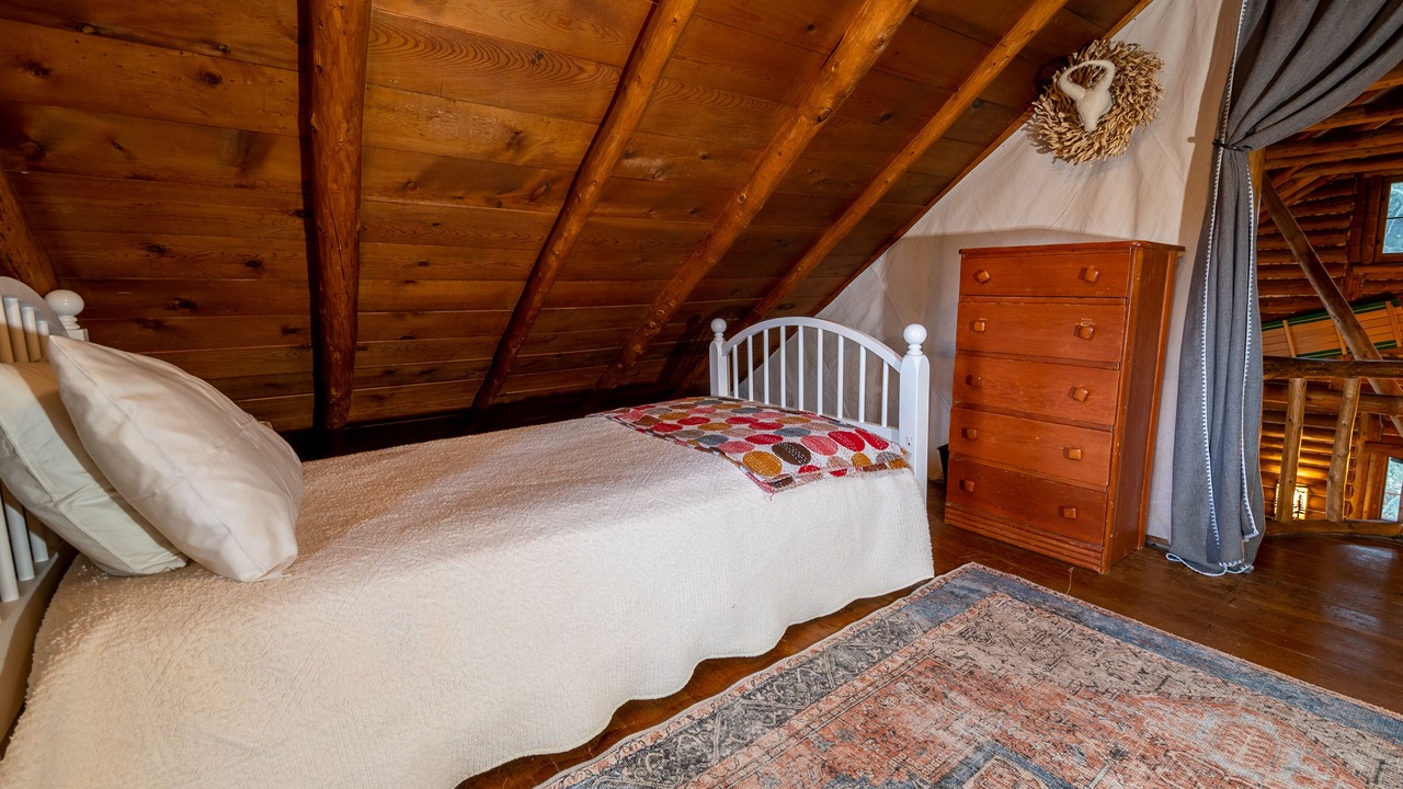 Photo of Bedroom in Indian Hills