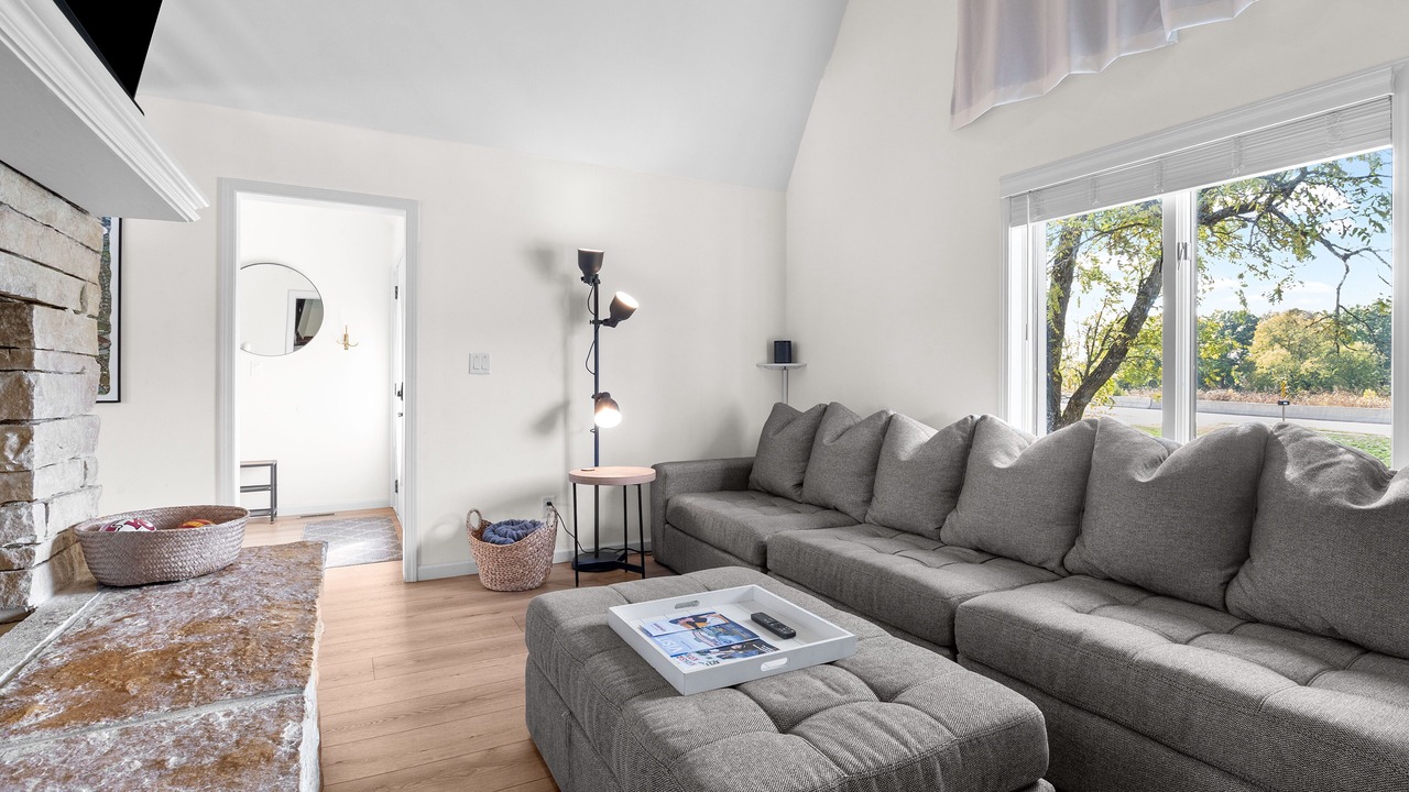 Photo of Livingroom in I-435 West KC-KS