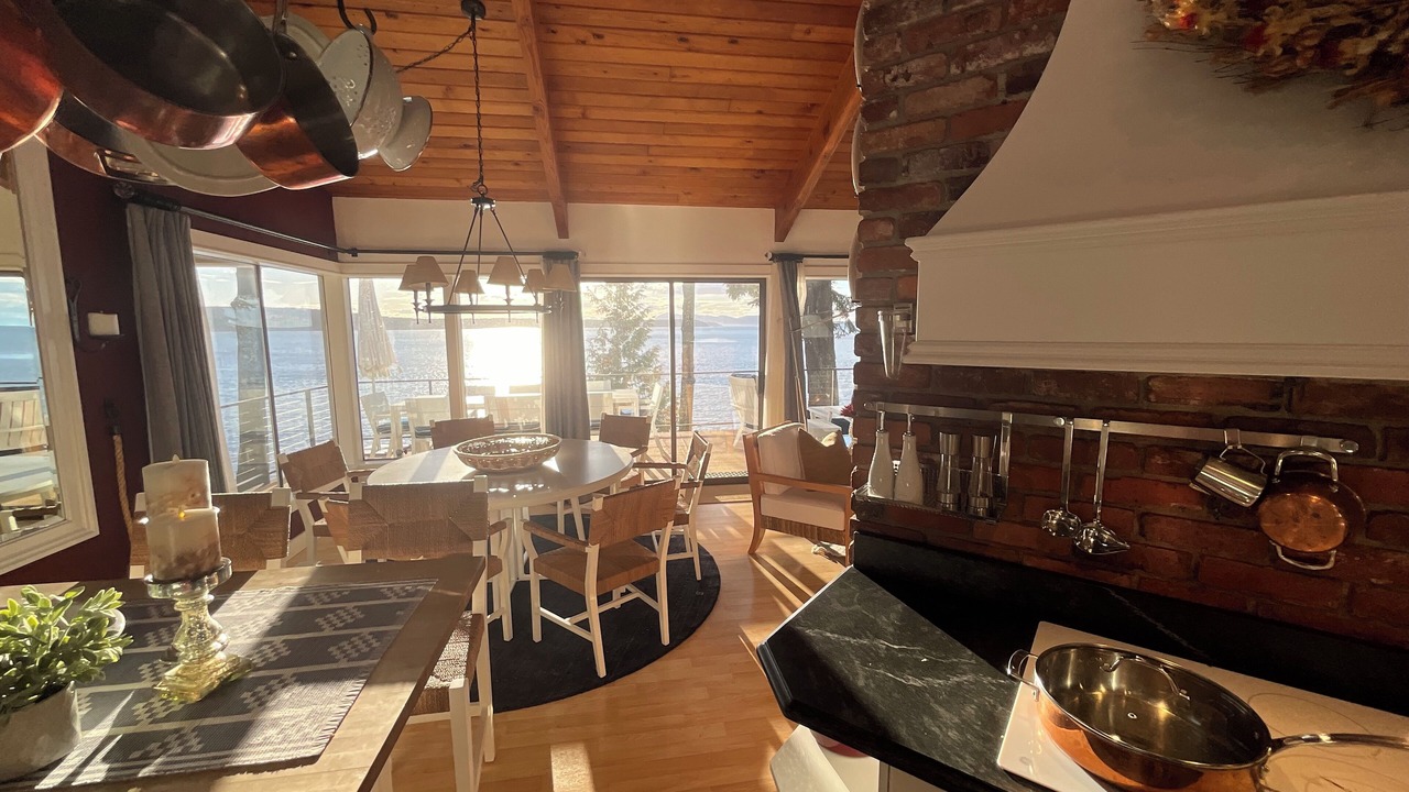 Photo of Livingroom in Eastsound