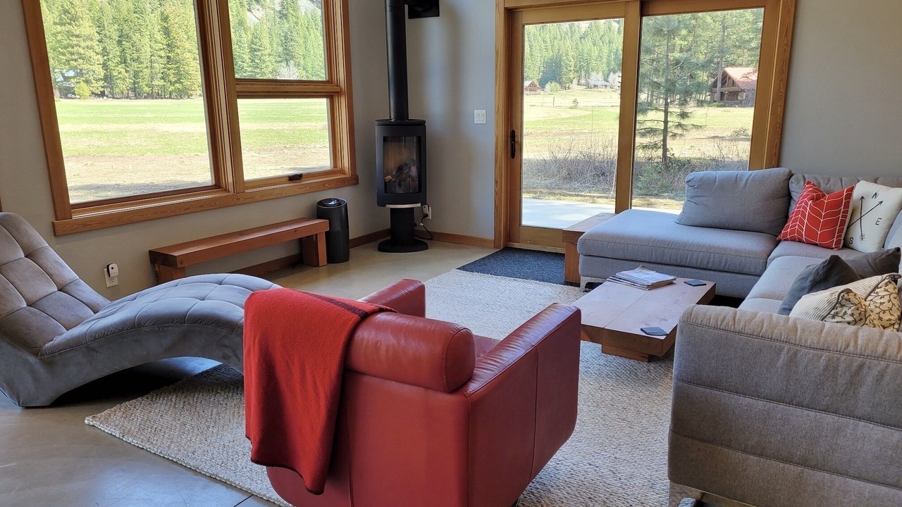 Photo of Livingroom in Mazama