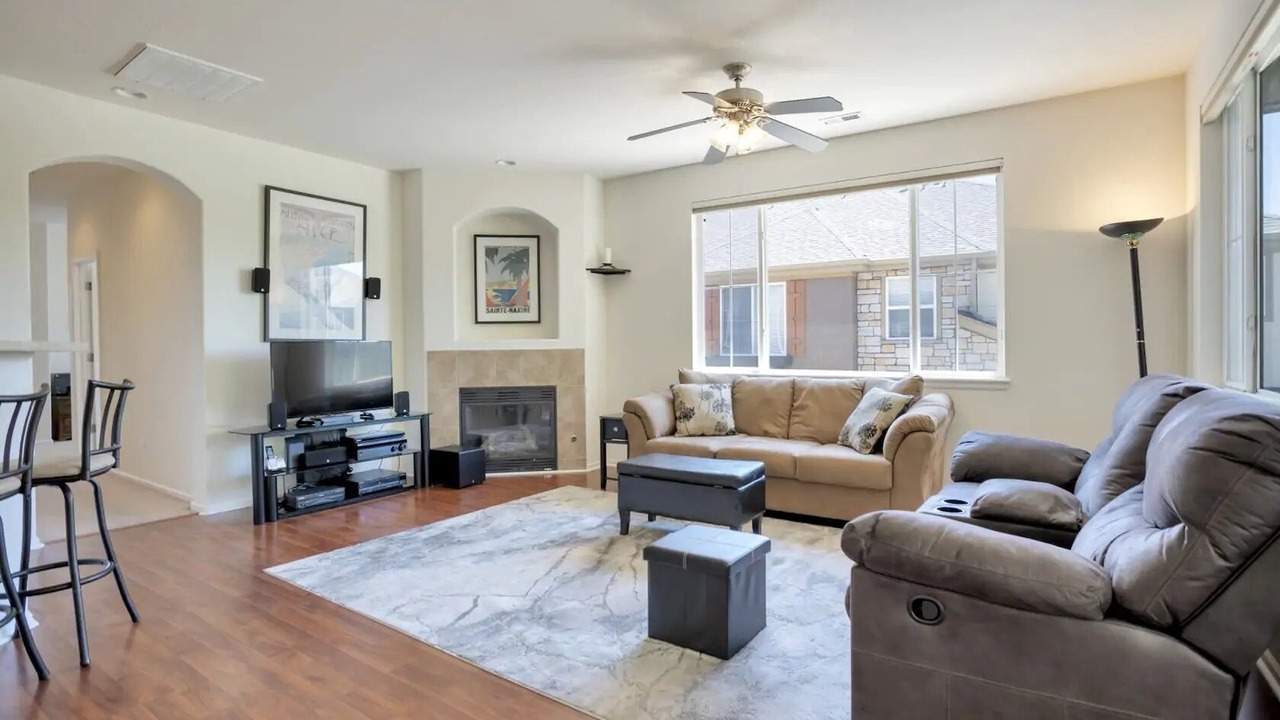 Photo of Livingroom in North Central Westminster