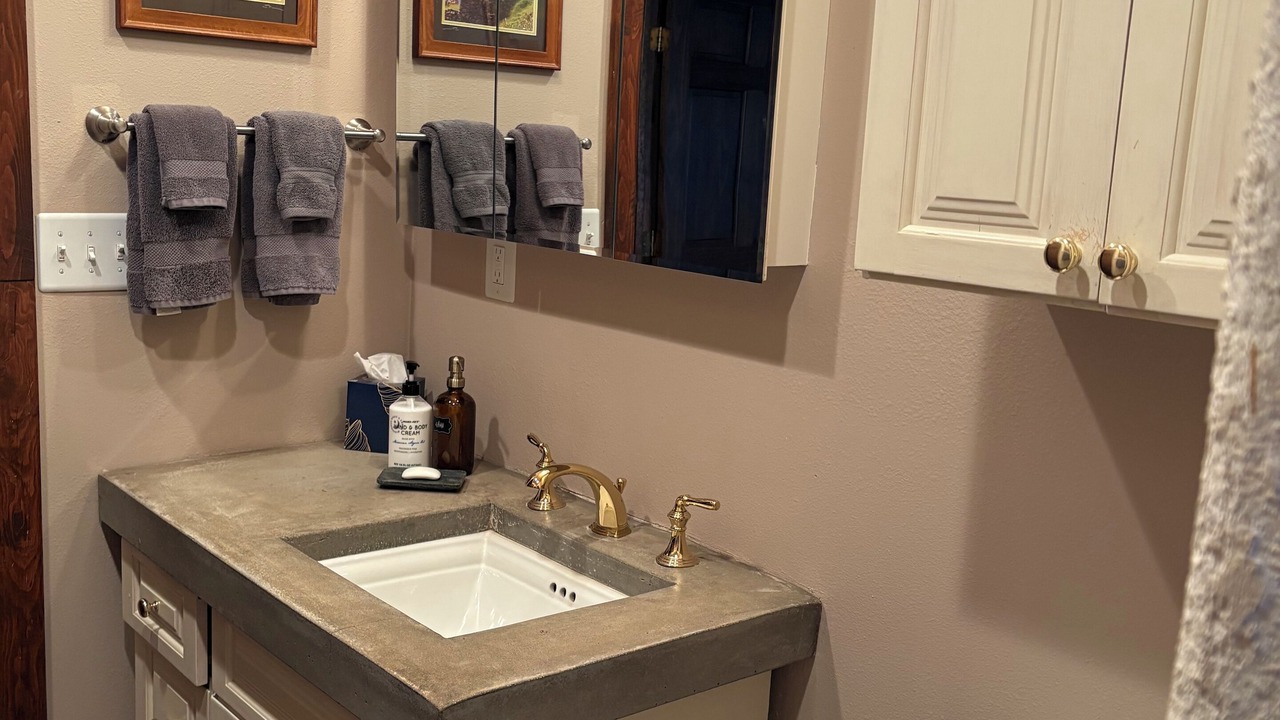 Photo of Bathroom in Canoncito