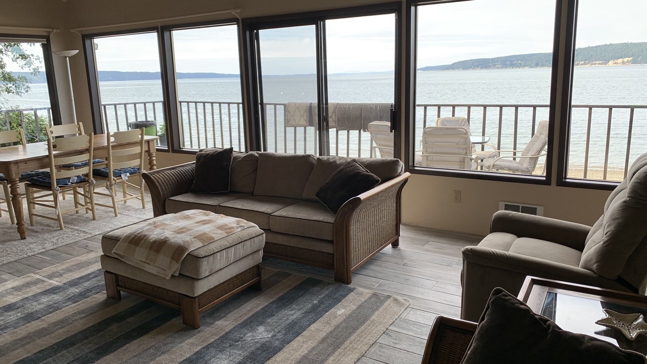 Photo of Livingroom in Langley