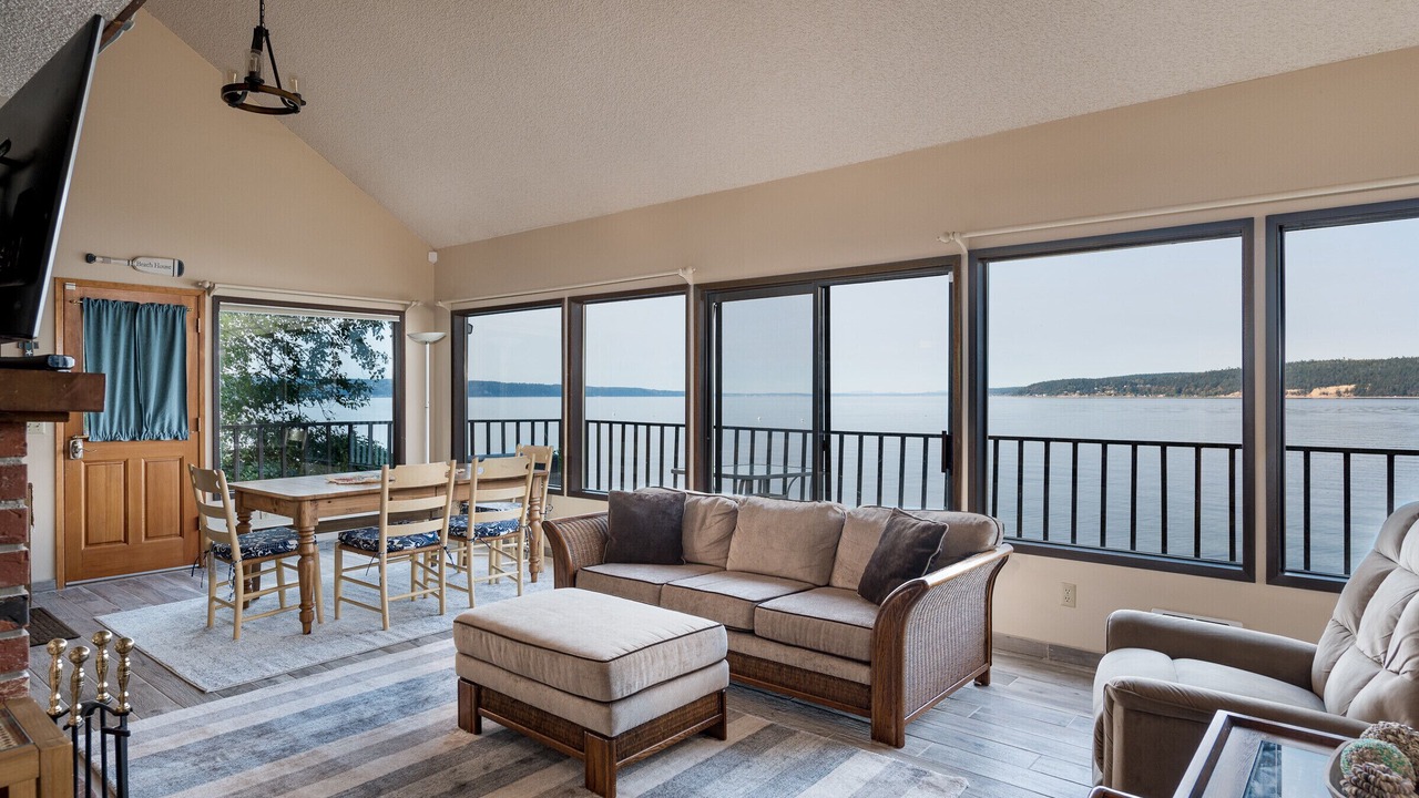 Photo of Livingroom in Langley