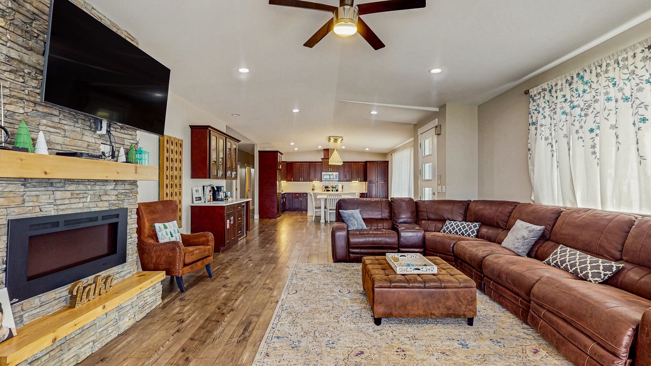 Photo of Livingroom in Manson