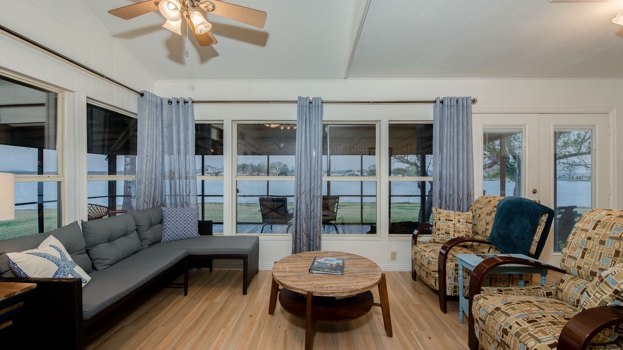 Photo of Livingroom in Graford