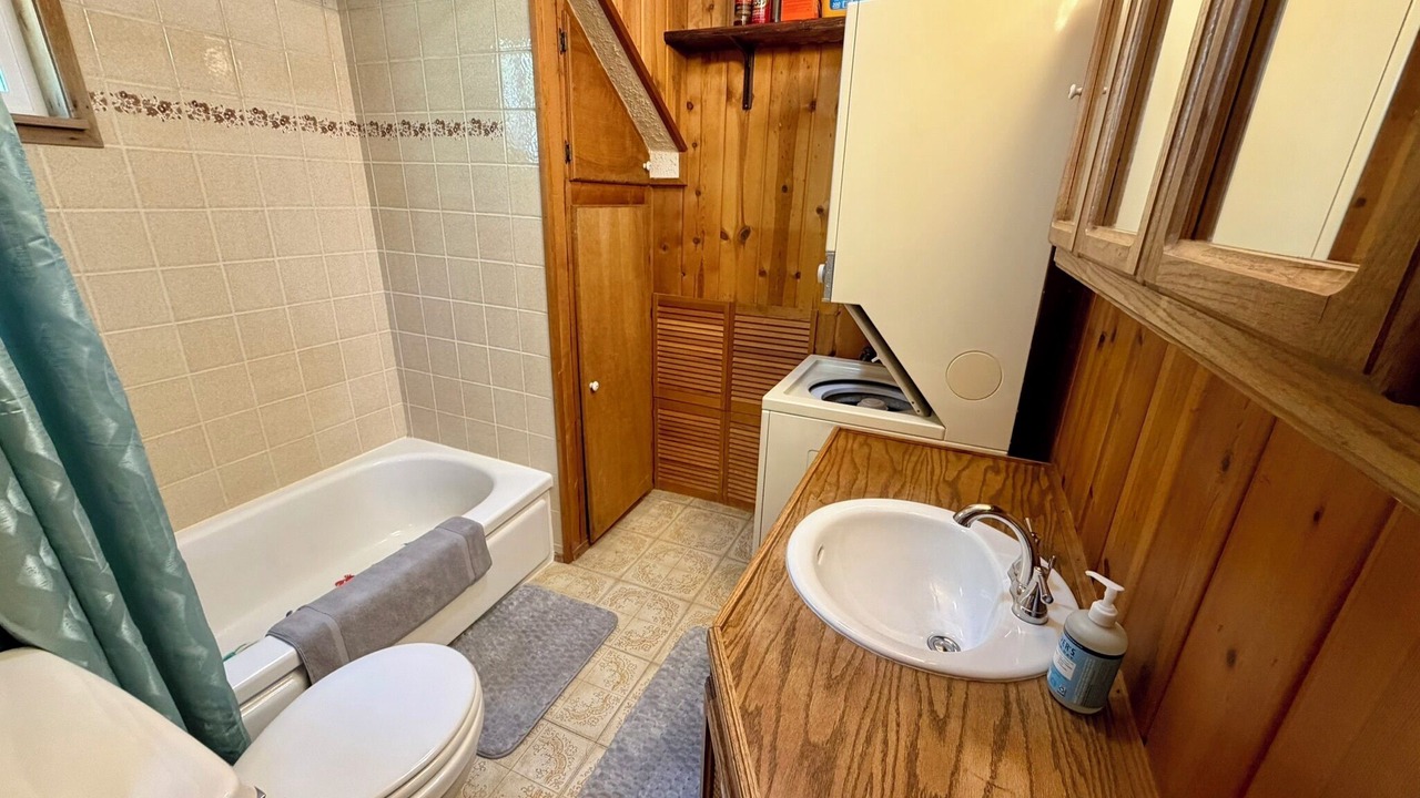 Photo of Bathroom in Oroville