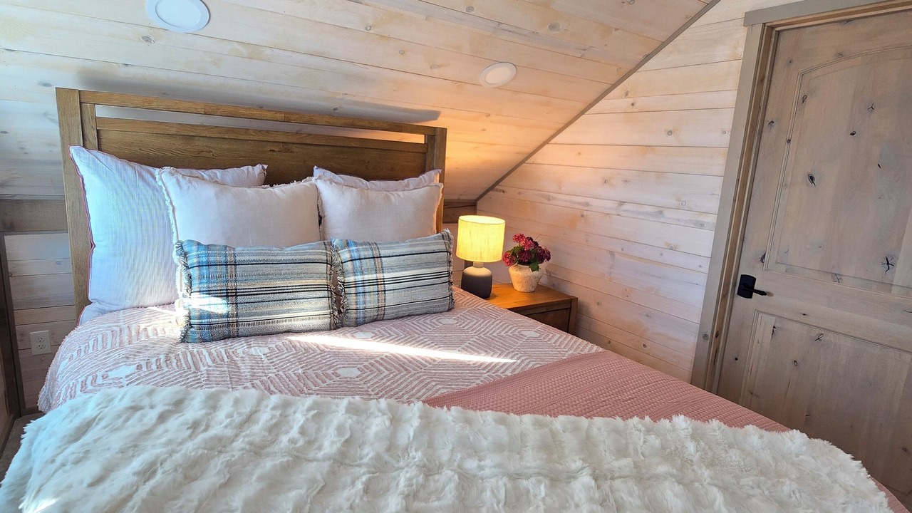 Photo of Bedroom in Garden Valley