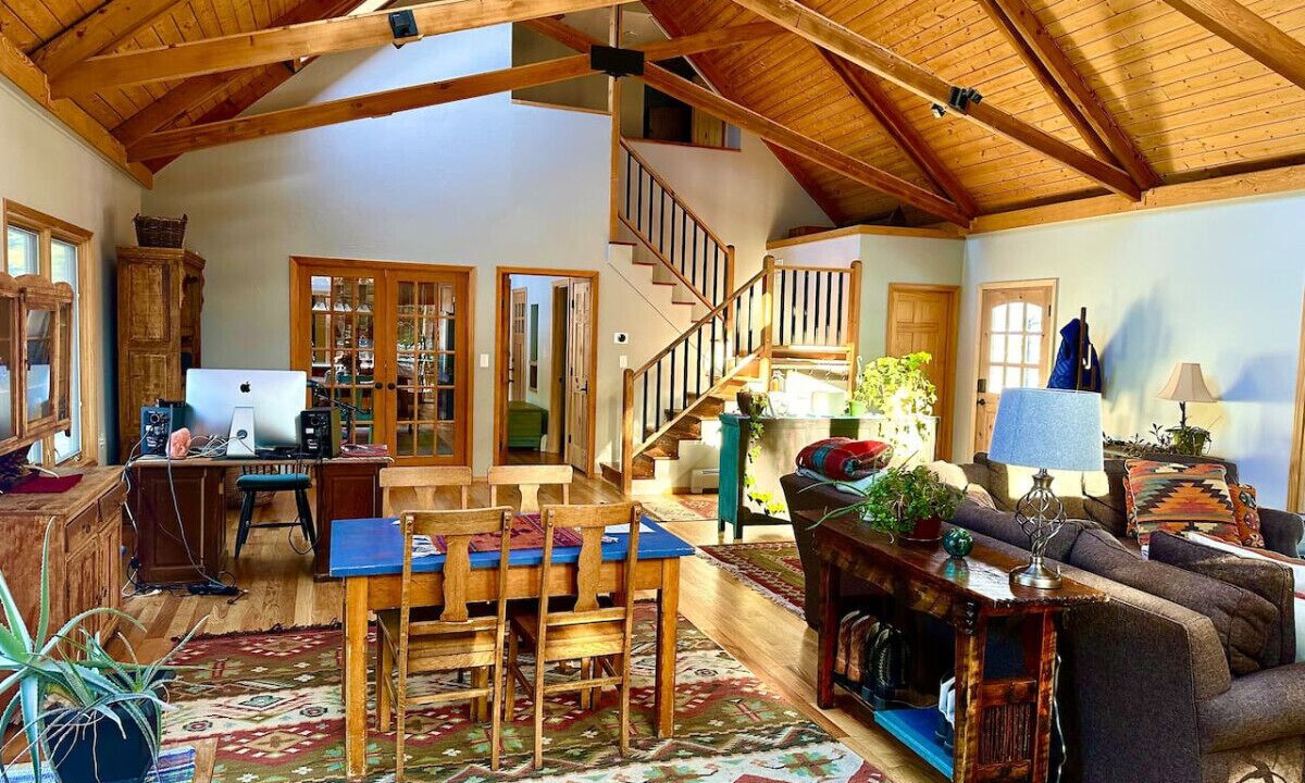Photo of Livingroom in Hangen Ranch And M and B
