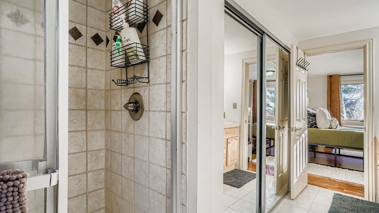 Photo of Bathroom in Richmond Hill Corridor