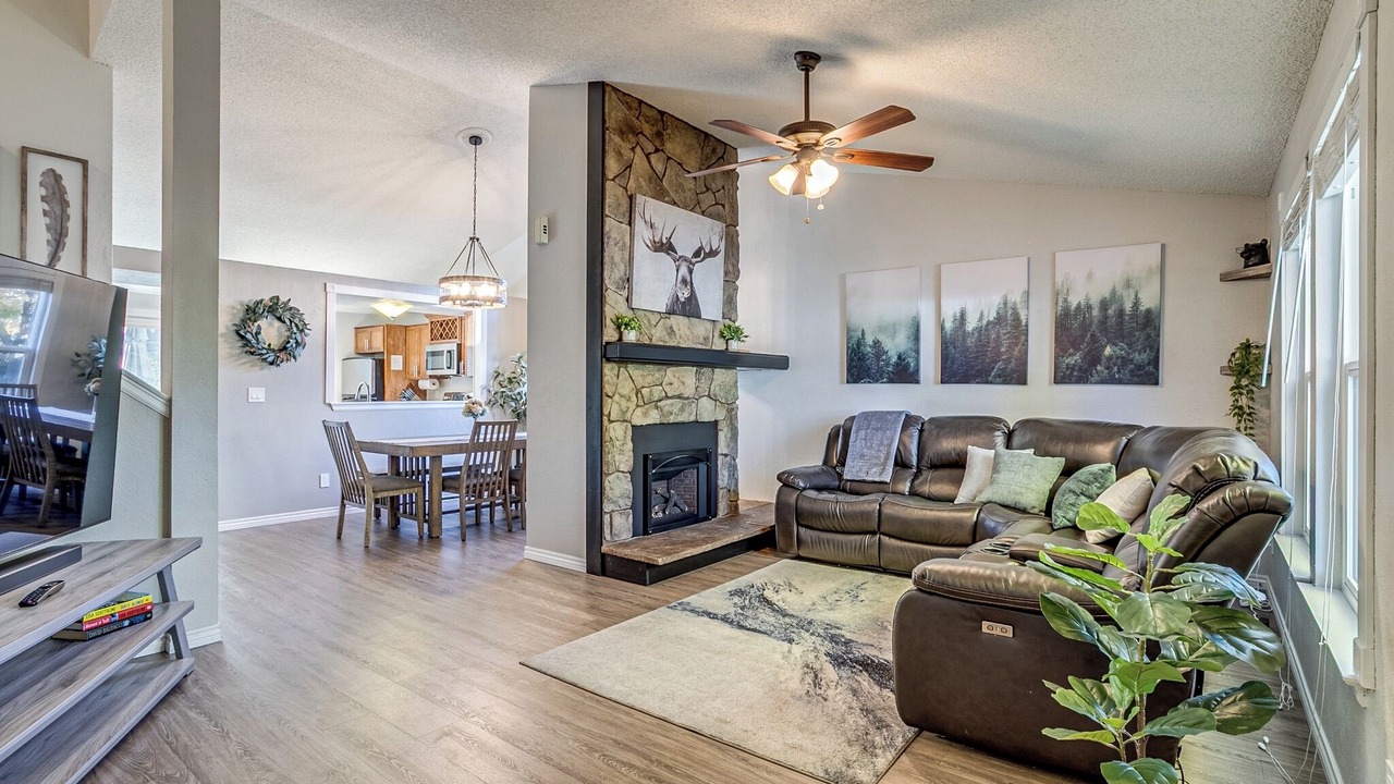 Photo of Livingroom in Foothill Green