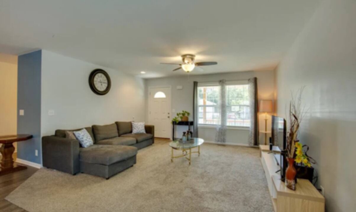 Photo of Livingroom in Lansing