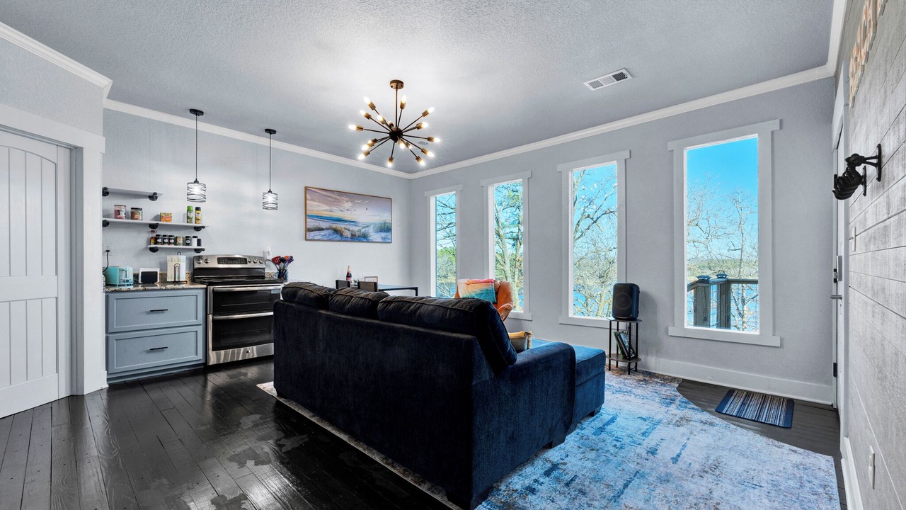 Photo of Livingroom in Bates