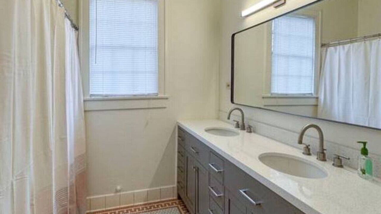 Photo of Bathroom in Austin Ave.