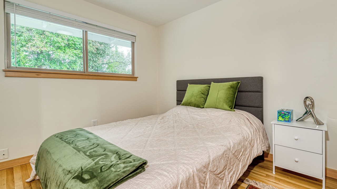 Photo of Bedroom in Inglewood-Finn Hill