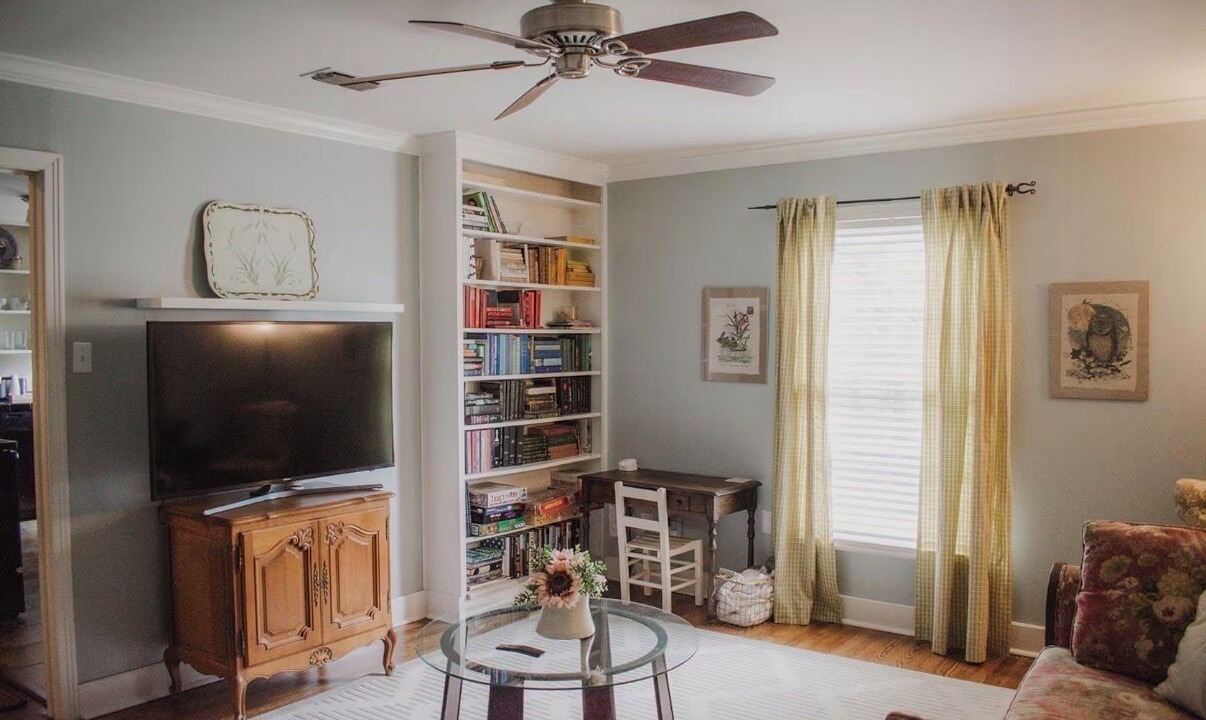 Photo of Livingroom in Sayles Blvd. Area