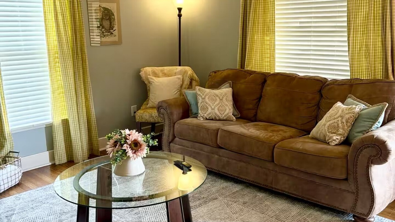 Photo of Livingroom in Sayles Blvd. Area