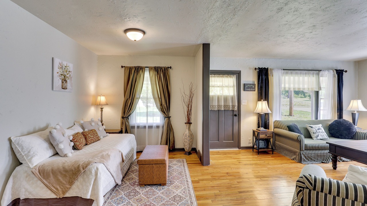 Photo of Livingroom in Pleasant Valley