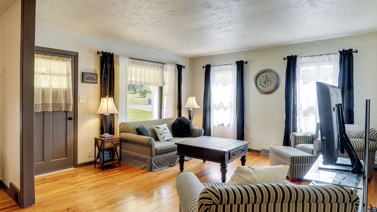 Photo of Livingroom in Pleasant Valley