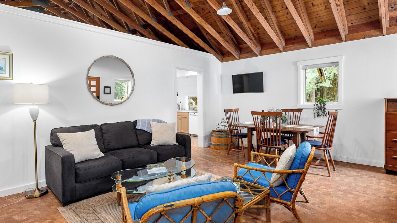 Photo of Livingroom in Rollingbay