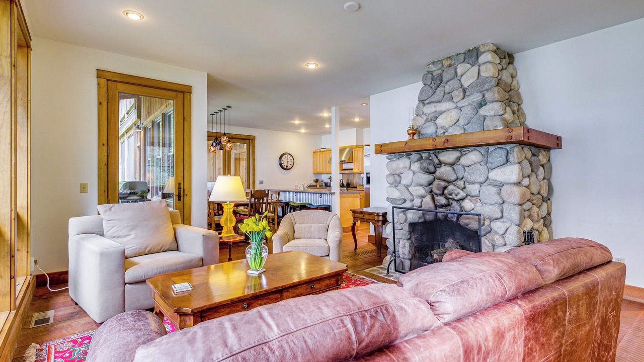 Photo of Livingroom in Eastsound