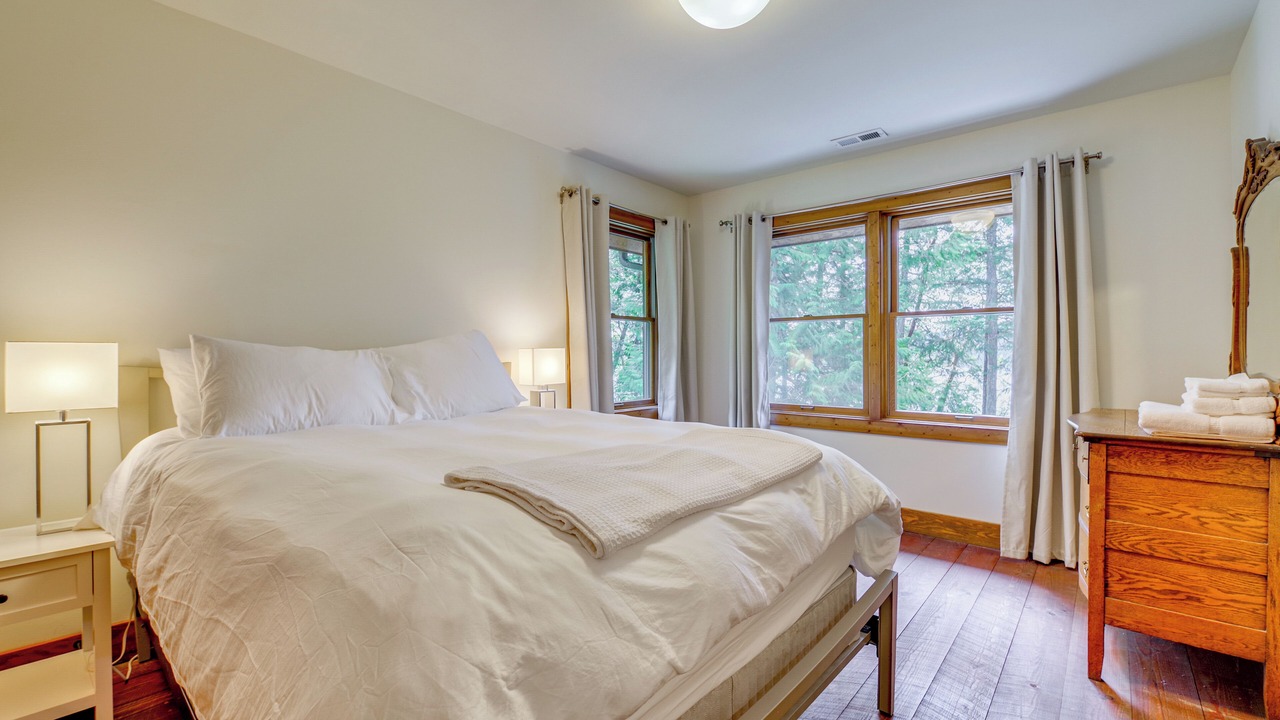 Photo of Bedroom in Eastsound