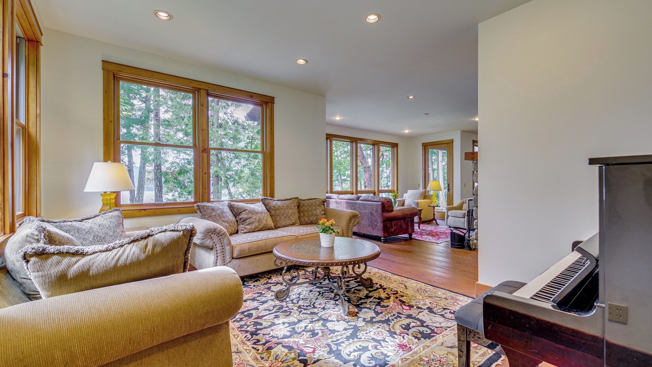 Photo of Livingroom in Eastsound