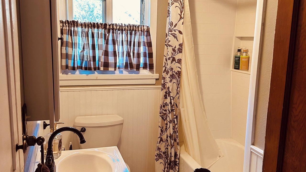 Photo of Bathroom in Larkspur
