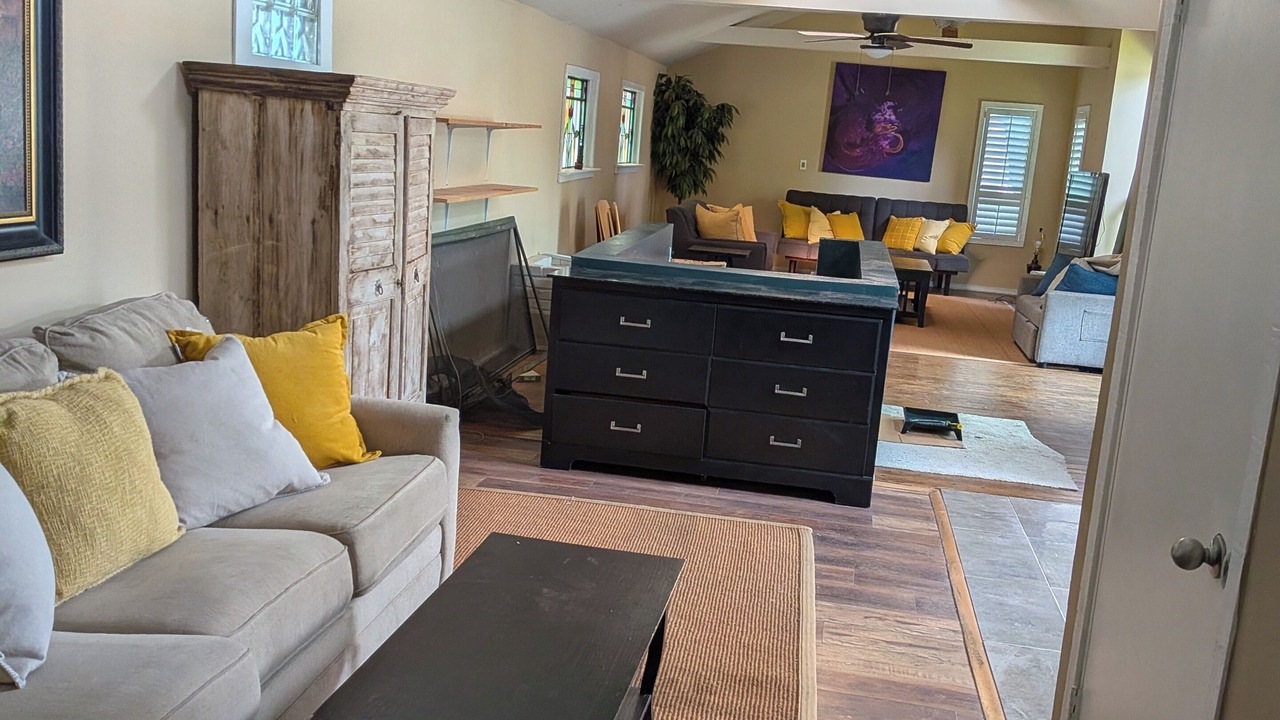 Photo of Livingroom in West Plaza