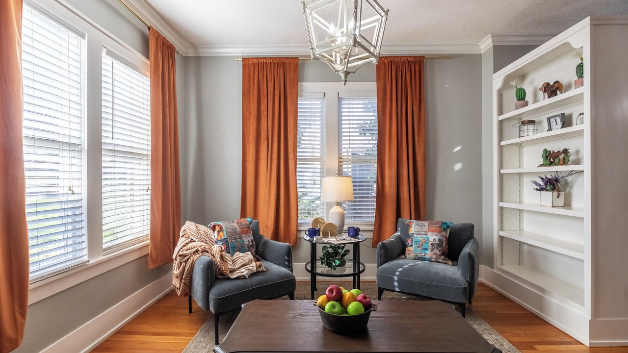 Photo of Livingroom in Sayles Blvd. Area
