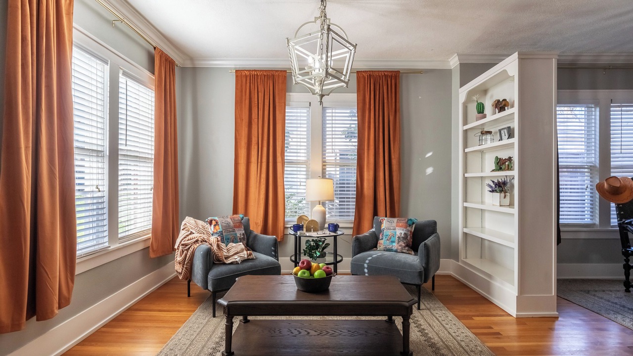 Photo of Livingroom in Sayles Blvd. Area