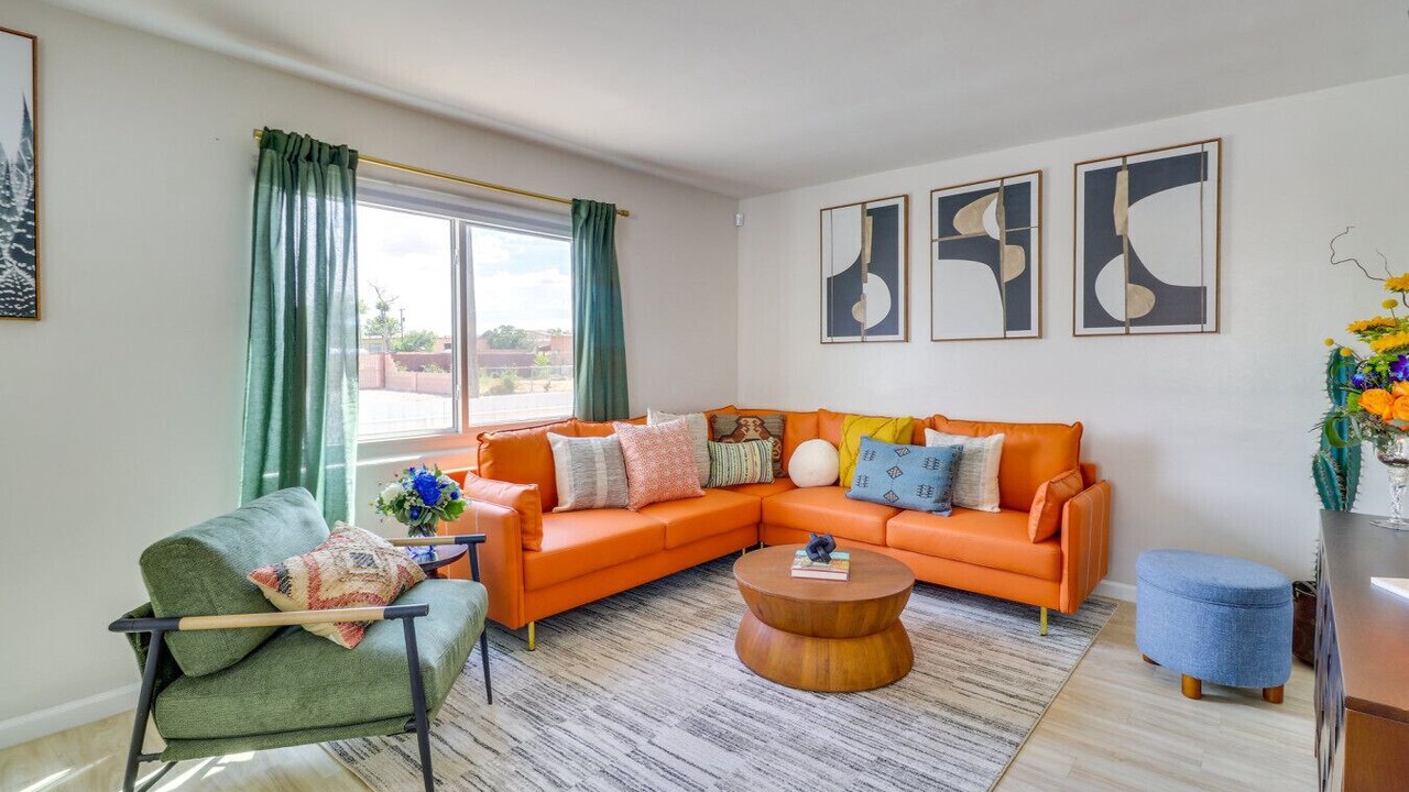 Photo of Livingroom in Near North Valley