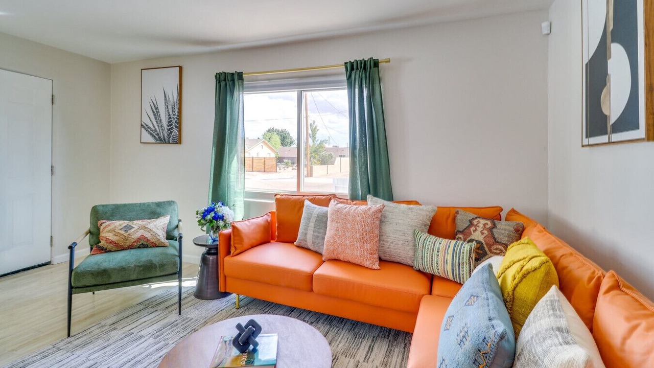 Photo of Livingroom in Near North Valley