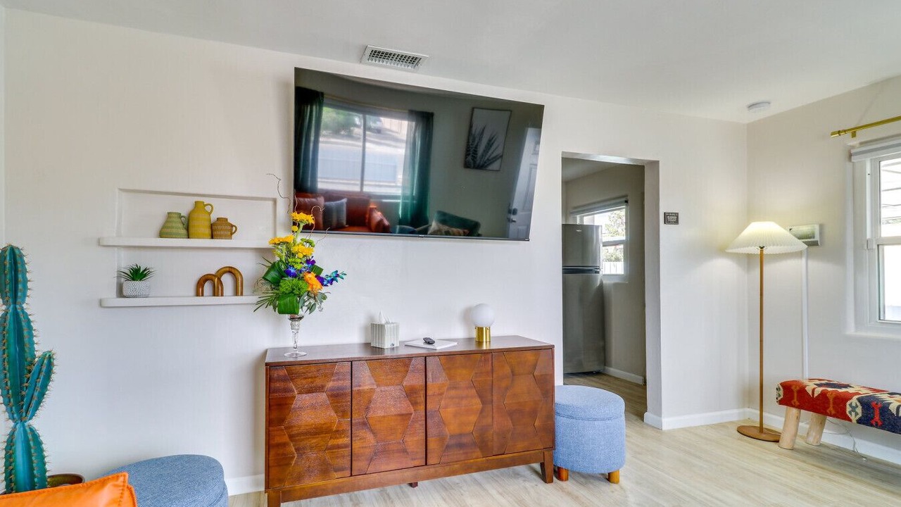 Photo of Livingroom in Near North Valley