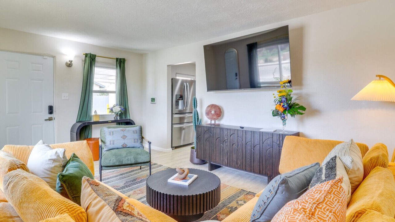 Photo of Livingroom in Near North Valley