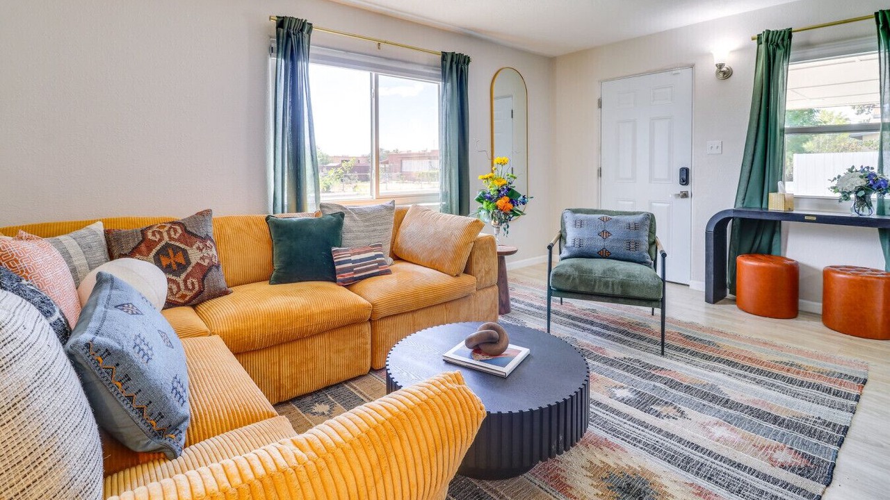 Photo of Livingroom in Near North Valley