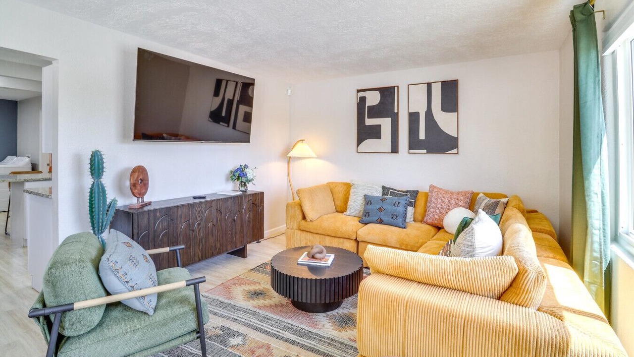 Photo of Livingroom in Near North Valley