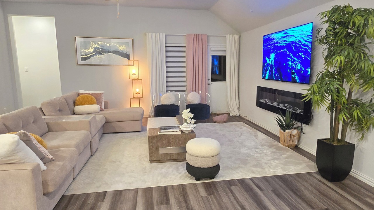 Photo of Livingroom in Aubrey