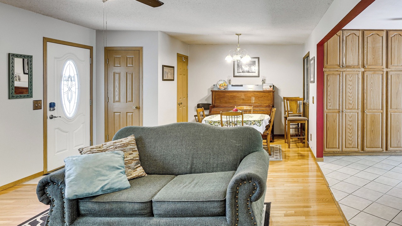 Photo of Livingroom in Northeast Entrance Badlands