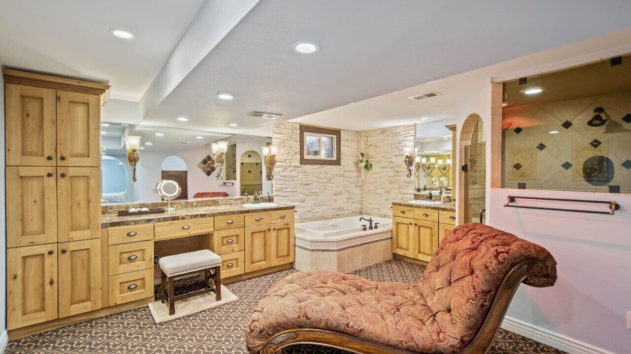 Photo of Bathroom in Club Crest