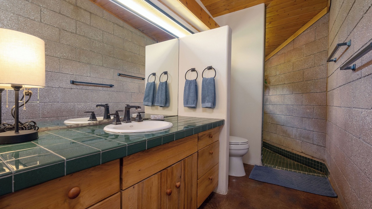 Photo of Bathroom in Canoncito