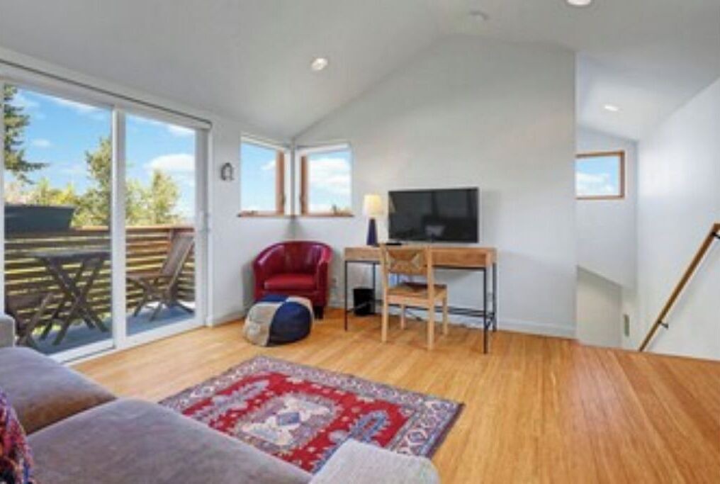 Photo of Livingroom in Seattle Metro Area