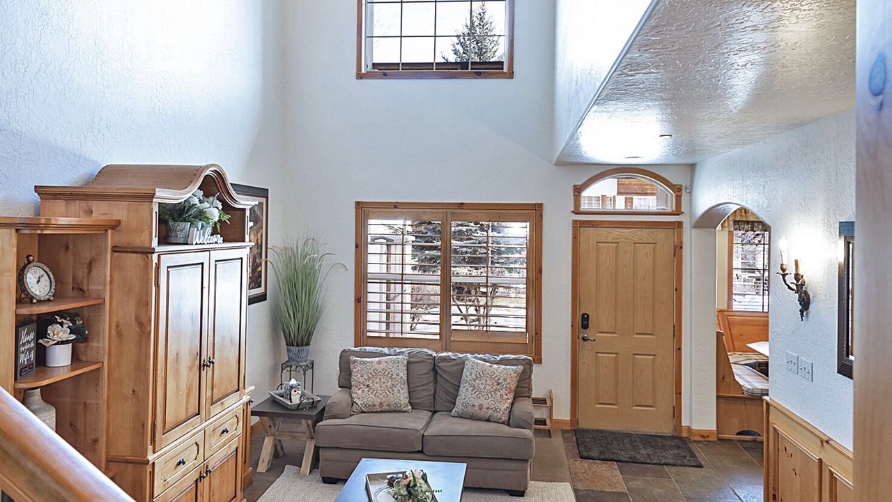 Photo of Livingroom in Midway