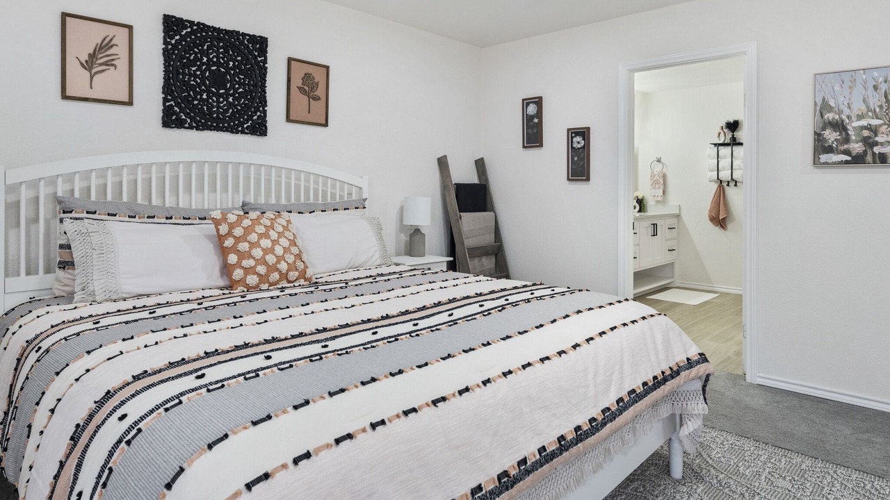 Photo of Bedroom in Aubrey