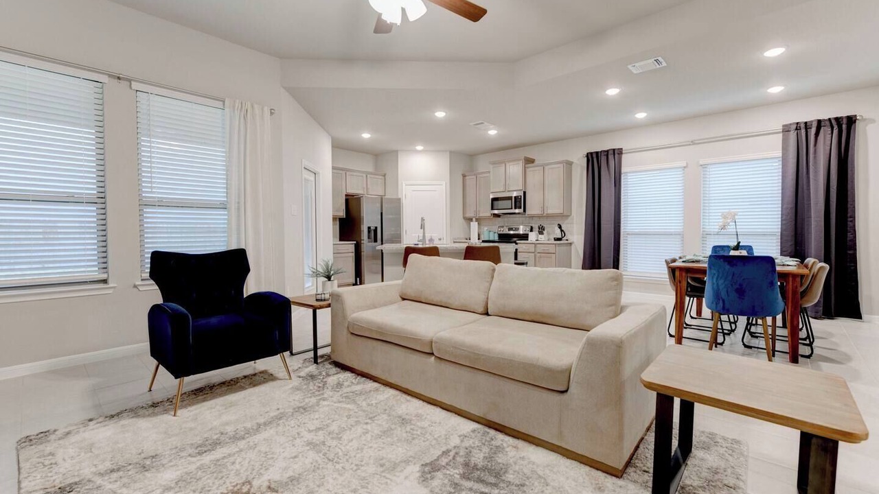 Photo of Livingroom in Leon Junction