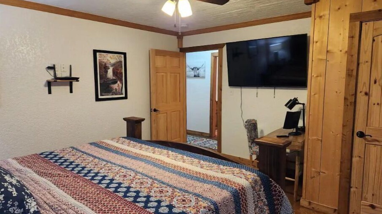 Photo of Bedroom in Sulphur