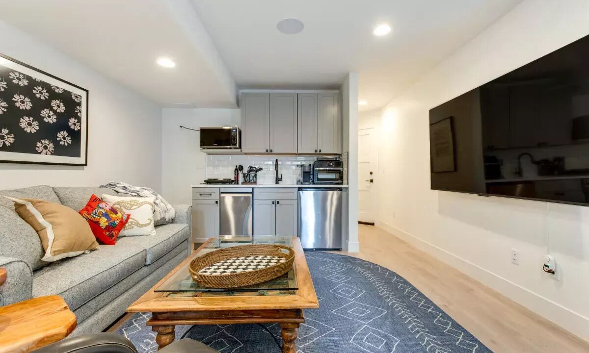 Photo of Livingroom in Jefferson Park